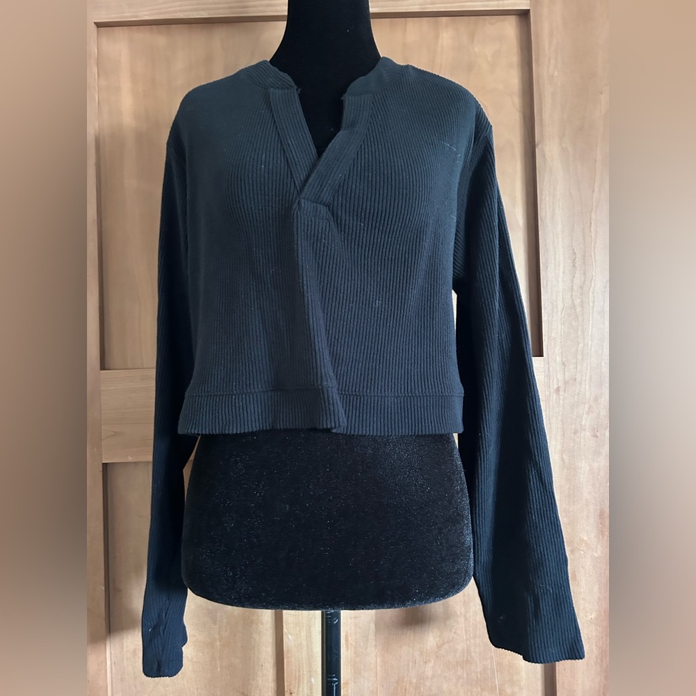 Ingrid & Isabel Black V-Neck Cropped Sweatshirt